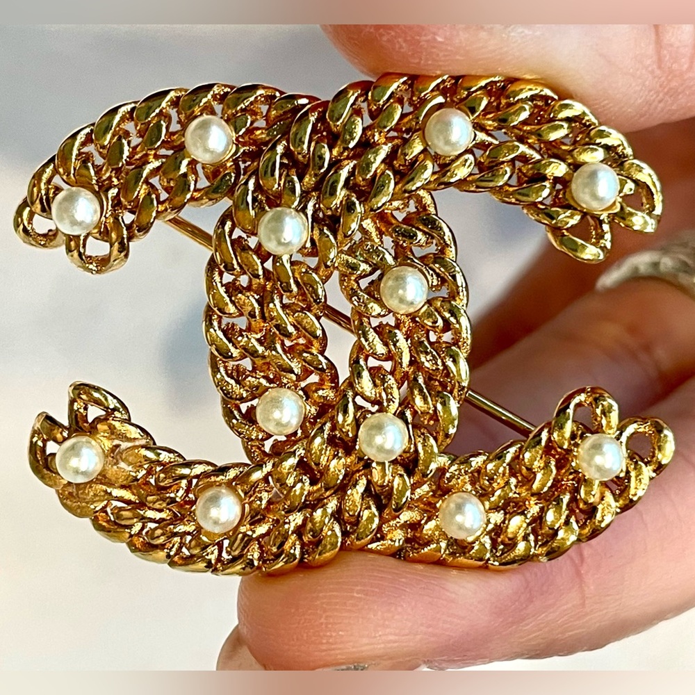 CHANEL chain link and faux pearl brooch, signed, never worn,  box&case, like new - Picture 9 of 14